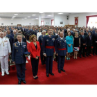 El rey Felipe VI, flanqueado por la ministra Cospedal, Juan Ángel Treceño, director de la Academia, y Javier Salto, jefe del estado mayor, en el acto académico. JESÚS F. SALVADORES