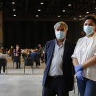 El gerente de Atención Primaria, José Pedro Fernández, y la jefa de Enfermería, Ana Rivero en la vacunación masiva. FERNANDO OTERO