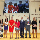 La hermana de Ángela, Victoria, recibe el galardón ‘Promesa’.