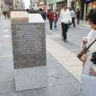 Una mujer observa uno de los nueve monolitos de la Ruta Romana de León instalados por el Ayuntamiento en 2007. JESÚS F. SALVADORES