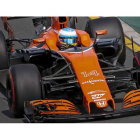 Fernando Alonso, de McLaren, dirige su monoplaza durante los entrenamientos libres. DIEGO AZUBEL
