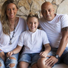 Dani Tello, menor transexual, con sus padres.