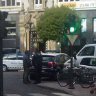 Coches de la policía momentos después de ser detenidas Triana y su madre como presuntas autoras del crimen de Isabel Carrasco