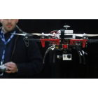 Un piloto manejando un dron