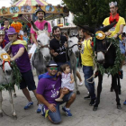 Los participantes en la burrada de Boñar y los ganadores de la carrera, posan en la plaza del Negrillón. CAMPOS