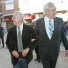 Daniel Gavela, ayer junto a Luis del Olmo,  entrando en el Teatro Bergidum