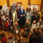 Los tres Reyes Magos, junto al alcalde y a una parte de la corporación.