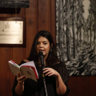 La escritora leonesa Paula Aguirrezabala en la presentación de su libro.