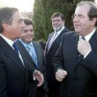 El presidente Herrera conversa con los premiados, Raúl Franco es el segundo por la izquierda