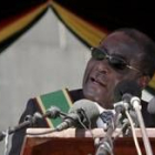 El presidente Mugabe se dirige a la multitud durante una celebración