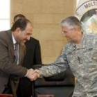 Maliki y el general Casey en el acto de traspaso de competencias