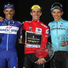Yates, con el rojo de líder de la Vuelta, en el podio final junto a Enric Mas y Miguel Ángel López. BRUQUE