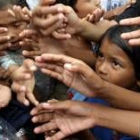 Niños víctimas del tsunami se agolpan ante la llegada de ayuda humanitaria