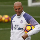 Zinedine Zidane, durante un entrenamiento del Madrid en Valdebebas.