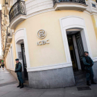 Dos agentes de la Guardia Civil custodían la sede. Luca Piergiovanni