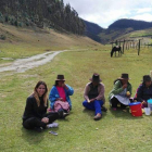 La cooperante leonesa Rosabel Blanco con los indígenas con los que trabaja en Perú. LA CAIXA