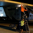 El aviador suizo del Solar Impulse II André Borschberg, antes de despegar en el aeropuerto de San Pablo de Sevilla.