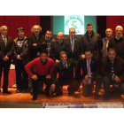 Los conferenciantes y los directivos de la peña bañezana posaron en el escenario del Teatro.