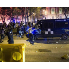 Un joven golpea un furgón policial en las inmediaciones de la plaza Cibeles.