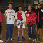 El preparador Alfredo Arrojo con sus boxeadores en Asturias.