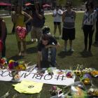 Un grupo de personas rinde tributo en la ciudad de Orlando a las víctimas del atentado. JOHN TAGGART