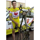 Beloki posa con el que ya es el maillot de su nuevo equipo en España