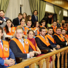 Los universitarios con sus becas, ayer durante el acto de imposición. SECUNDINO PÉREZ