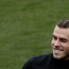 Bale sonríe durante el entrenamiento del Madrid este viernes en la ciudad deportiva de Valdebebas.