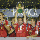Ribery levanta la copa de campeones de la Supercopa que el Bayern tuvo que sudar frente al Chelsea.