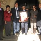 Valeriano González, en el centro y con cacha, recibió un cuadro de manos del alcalde.