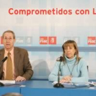 Los procuradores socialistas Antonio Losa e Inmaculada Larrauri, ayer en la rueda de prensa