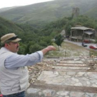 El alcalde de Balboa, Monteserín, junto al auditorio preparado al pie del castillo.