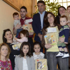 Familias y responsables municipales se fotografiaron al terminar el acto. ACACIO
