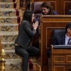 Irene Montero y Adriana Lastra conversan en presencia de Pedro Sánchez, el pasado 12 de febrero en el Congreso de los Diputados.