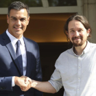 El presidente del Gobierno, Pedro Sanchez, y el secretario general de Podemos, Pablo Iglesias, en el Palacio de la Moncloa.