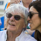 Bernie Ecclestone y su esposa, Bibiana Flosi, en las gradas del Holanda-Venezuela de voley playa femenino de los Juegos Olímpicos de Río, este sábado.