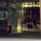Un policía recoge muestras del tiroteo en el Hotel Silken de Barcelona, este martes.