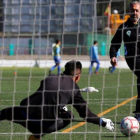 Osama, el refugiado sirio agredido por una reportera de televisión en la frontera de Hungría, rehace su vida en Getafe como entrenador de fútbol.