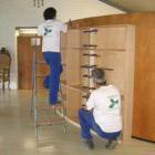 Alumnos de carpintería trabajando en la estantería.