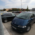 Las plazas de aparcamiento de la calle Juan Ginzo, en el entorno de El Rosal serán zona azul. L. DE LA MATA