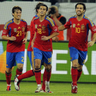 Cesc Fabregas celebra con sus compañeros el gol del triunfo ante Chile en el amistoso.