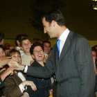 Muy cercano con la gente en la inauguración del Auditorio Ciudad de León en el año 2002.