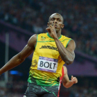 Bolt celebra la victoria a su paso por línea de meta.