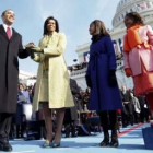 Obama jura su cargo como presidente de Estados Unidos ante su mujer, Michelle, y sus hijas, Malia y