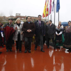 Juan José Lucas entra en el recinto ferial acompañado del alcalde, Juan Martínez Majo, y del grupo de Danzas Coyanza.