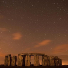 Lluvia de Perseidas sobre el monumento megalítico de Stonehenge, en Gran Bretaña.