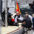El rey emérito Juan Carlos I, momentos después de subirse a una embarcación en el puerto de Sangenjo, Pontevedra, este jueves. LAVANDEIRA JR