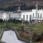 Una imagen tomada ayer de Compostilla I desde el canal