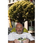 Ramiro Pinto lee con el árbol al fondo.