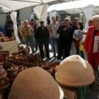 Una alfarera atiende a los clientes de la feria